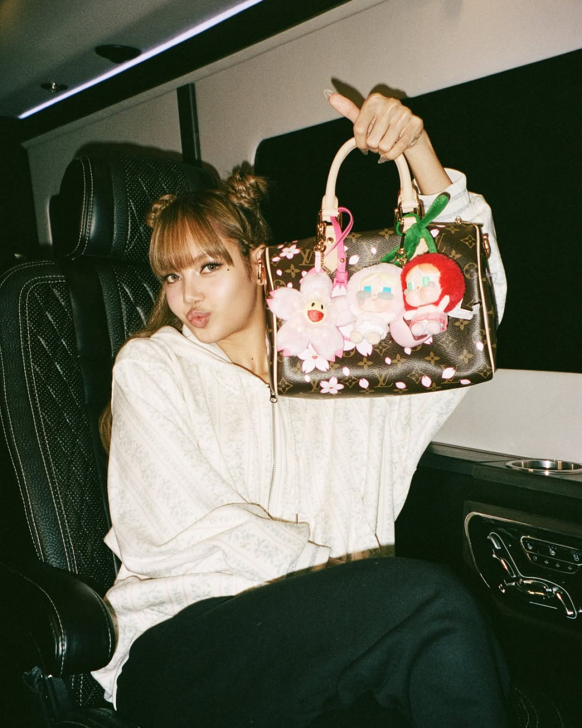 Lisa з іграшкою Лабубу